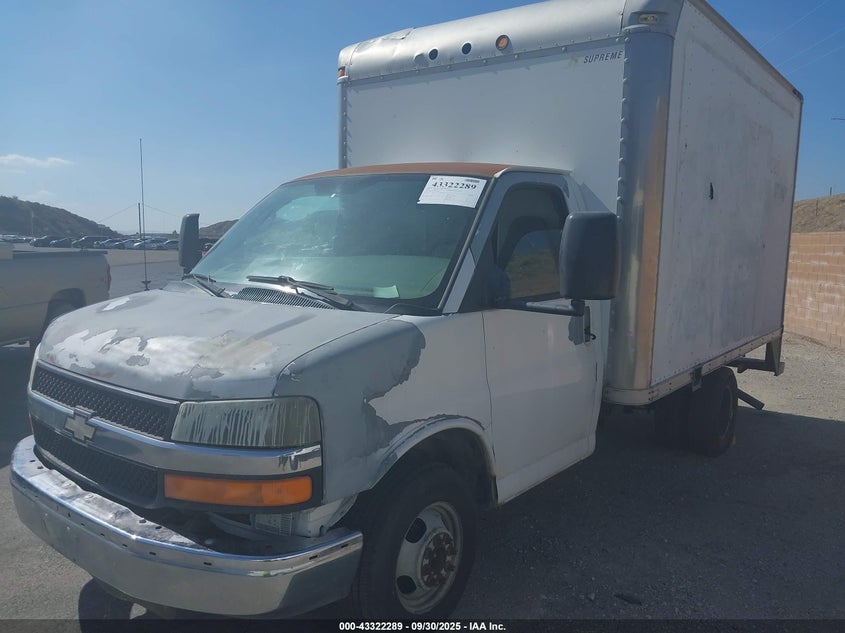 1GBJG31U651238220 2005 CHEVROLET EXPRESS photo no. 2