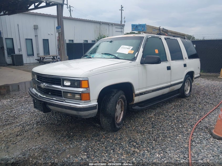 1GNEC13R4XJ397995 1999 CHEVROLET TAHOE photo no. 2