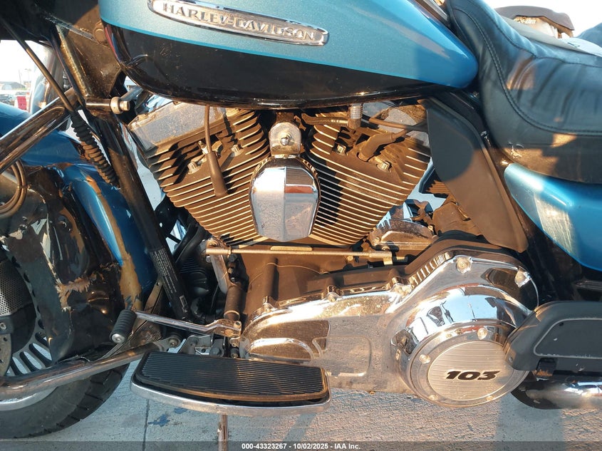 2011 HARLEY-DAVIDSON FLHTK - 1HD1KEM19BB677827