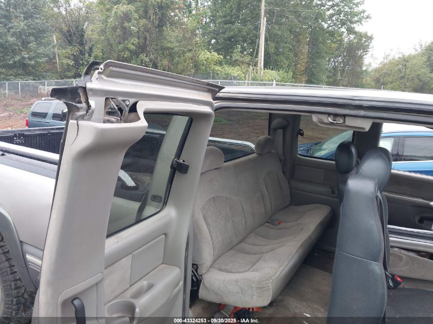 2000 Chevrolet Silverado Ls VIN: 1GCGK29U0YE159139 Lot: 43324253