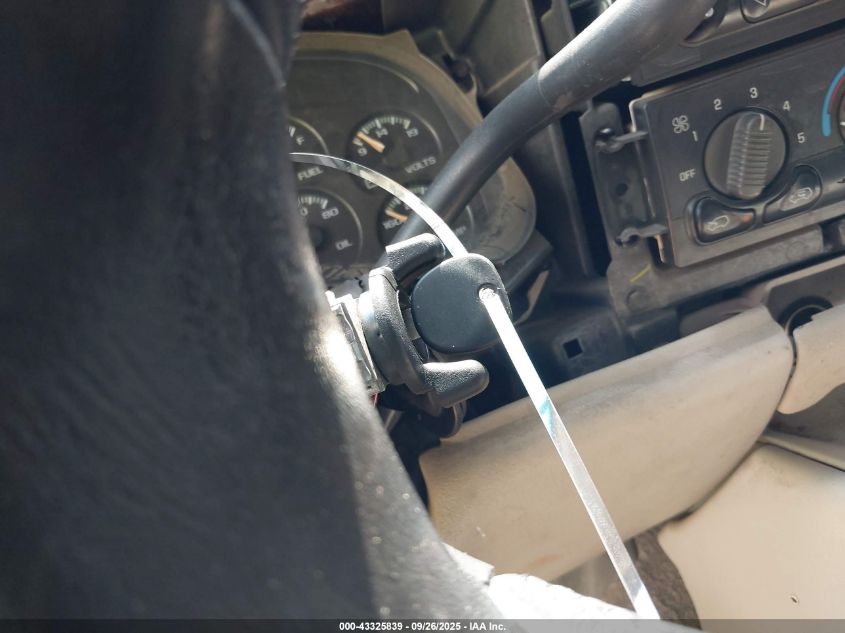 2000 Chevrolet Suburban VIN: 3GMFK16P7YG115575 Lot: 43325839