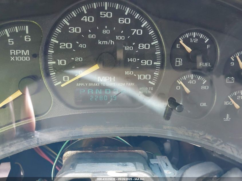 2000 Chevrolet Suburban VIN: 3GMFK16P7YG115575 Lot: 43325839