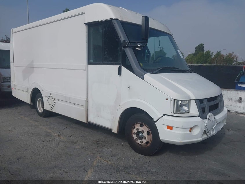 2015 Isuzu Commercial Van white van diesel JALB4T173F7W00262 photo #1