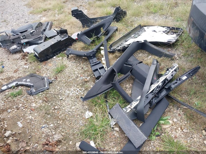 2017 Tesla Model X 100D/75D/90D VIN: 5YJXCAE22HF041135 Lot: 43326948