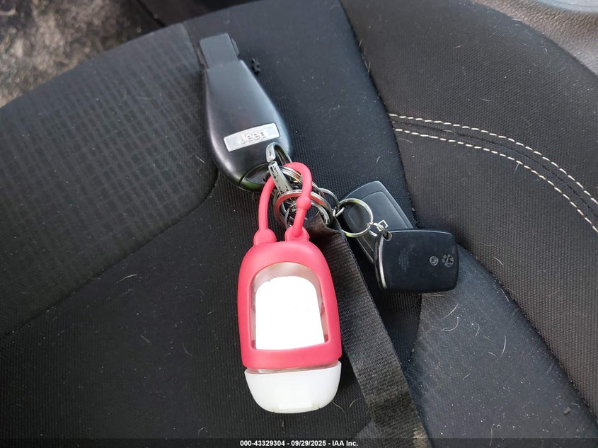 2016 Jeep Cherokee Latitude VIN: 1C4PJMCB2GW268779 Lot: 43329304