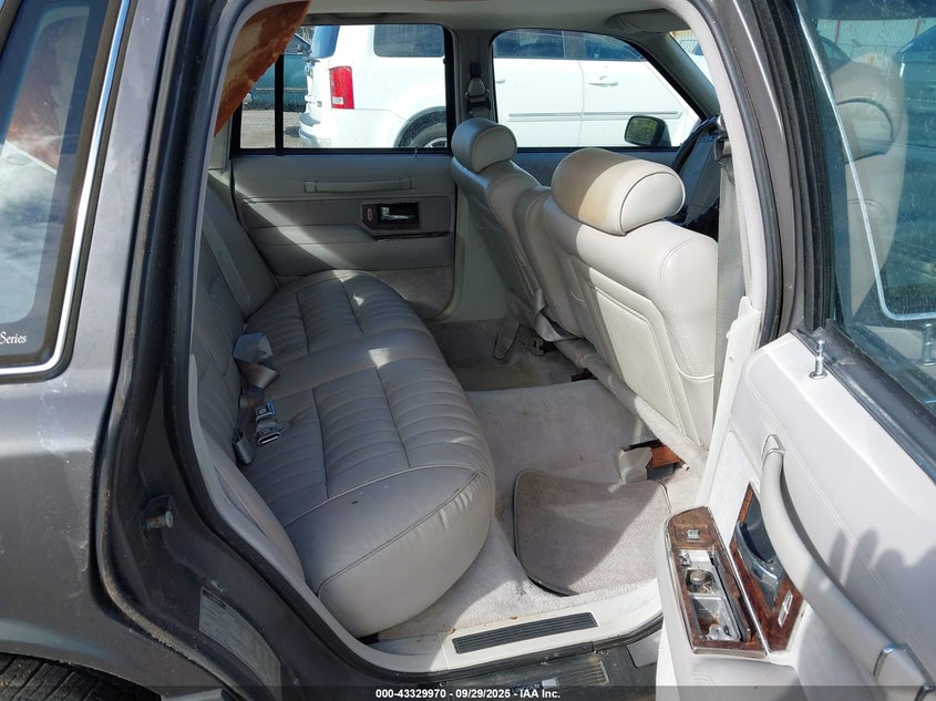 1992 Lincoln Town Car Executive VIN: 1LNLM81W6NY652385 Lot: 43329970