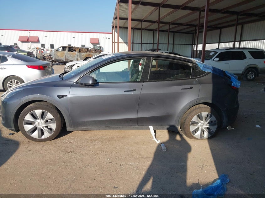 2022 Tesla Model Y Long Range Dual Motor All-Wheel Drive VIN: 7SAYGDEE4NA004555 Lot: 43330682
