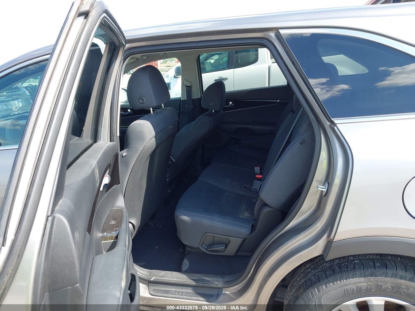 2019 Kia Sorento 2.4L L VIN: 5XYPG4A35KG471200 Lot: 43332579