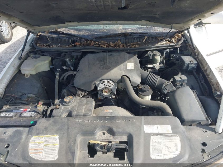 2000 Lincoln Town Car Signature VIN: 1LNHM82W4YY842937 Lot: 43338941