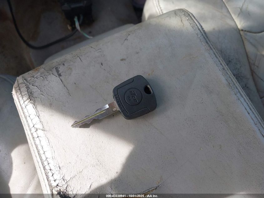 2000 Lincoln Town Car Signature VIN: 1LNHM82W4YY842937 Lot: 43338941