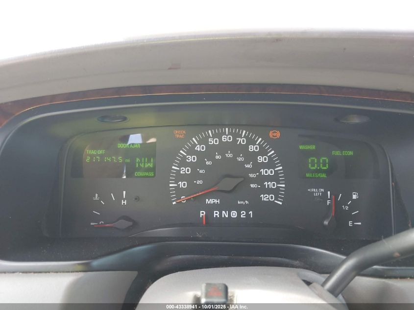 2000 Lincoln Town Car Signature VIN: 1LNHM82W4YY842937 Lot: 43338941