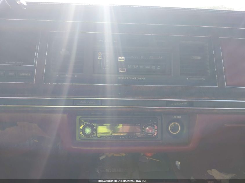 1991 Lincoln Town Car Signature VIN: 1LNCM82W1MY608209 Lot: 43340180