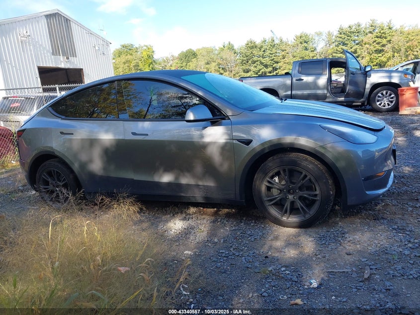 2025 Tesla Model Y Long Range Dual Motor All-Wheel Drive VIN: 7SAYGAEE1SF221655 Lot: 43340557