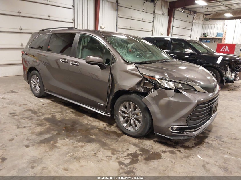 2021 TOYOTA SIENNA XLE - 5TDJRKEC8MS003935