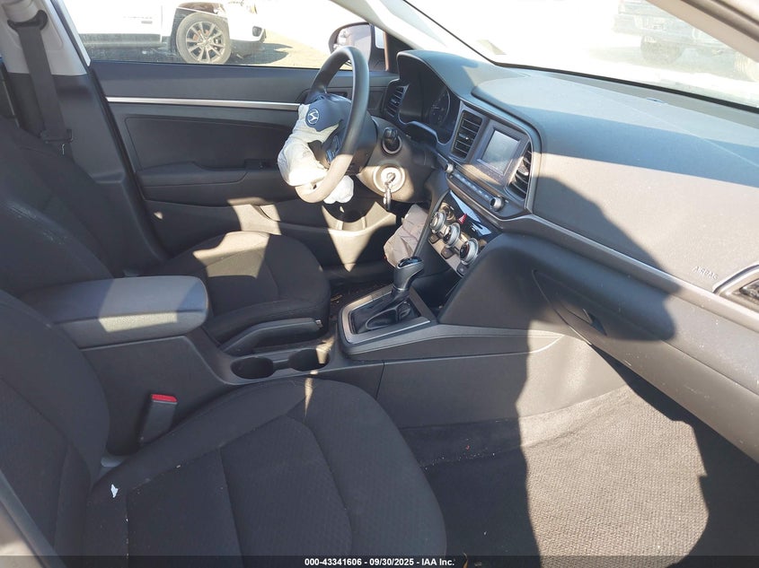 2019 HYUNDAI ELANTRA SE - 5NPD74LFXKH449437