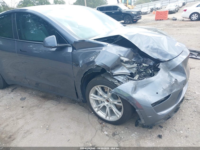 2022 Tesla Model Y Long Range Dual Motor All-Wheel Drive VIN: 7SAYGDEE7NF535722 Lot: 43342840