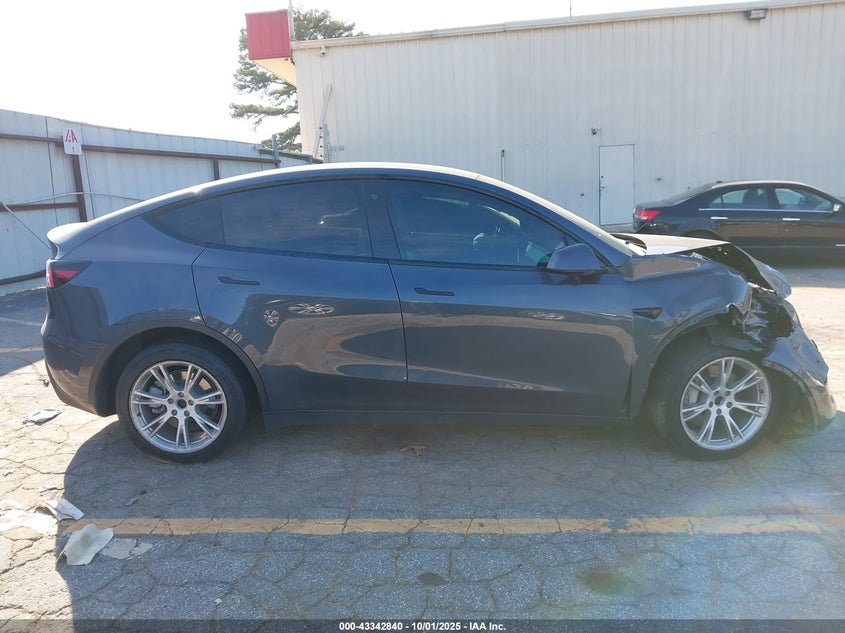 2022 Tesla Model Y Long Range Dual Motor All-Wheel Drive VIN: 7SAYGDEE7NF535722 Lot: 43342840