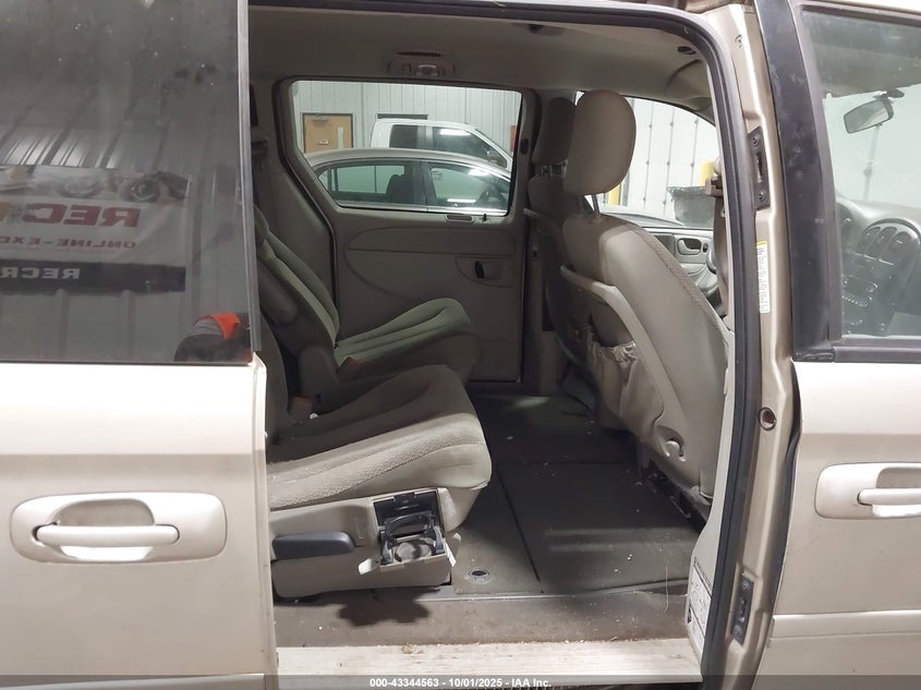 2005 Dodge Grand Caravan Sxt VIN: 2D4GP44L45R303353 Lot: 43344563