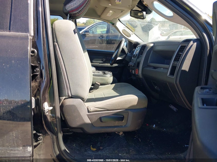 2019 RAM 1500 CLASSIC EXPRESS  4X4 6'4 BOX - 1C6RR7FG0KS519395