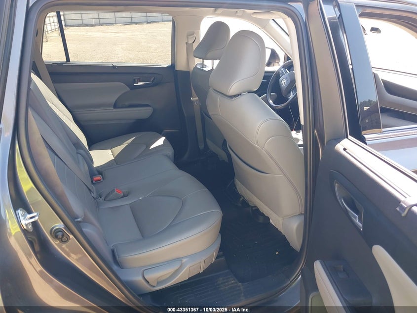 VIN 5TDGZRBH6MS153271 2021 TOYOTA HIGHLANDER XLE