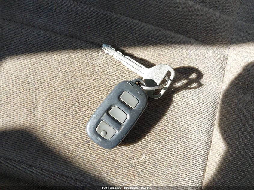 1999 Toyota Sienna Ce VIN: 4T3GF19C2XU143697 Lot: 43351456