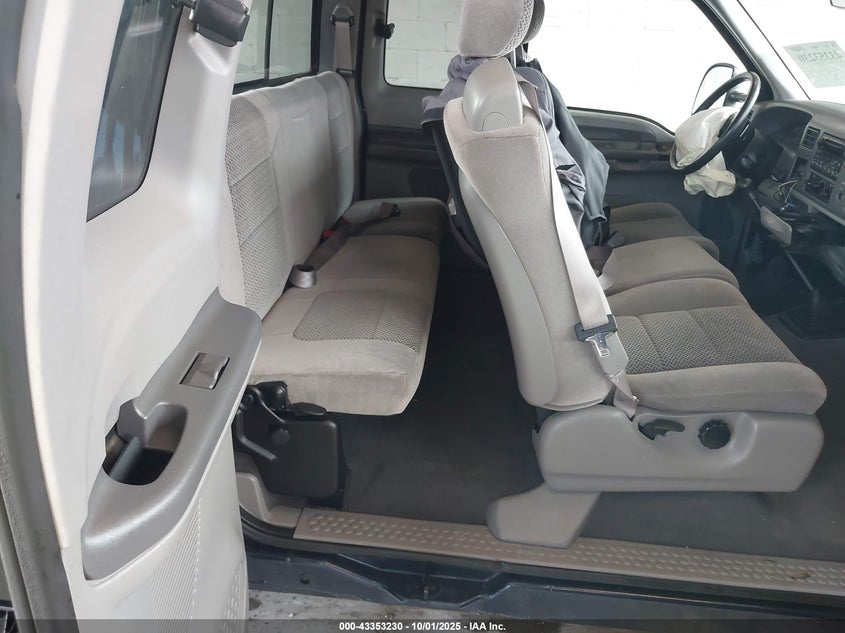 2001 Ford F-250 Lariat/Xl/Xlt VIN: 1FTNX21F41EB82693 Lot: 43353230