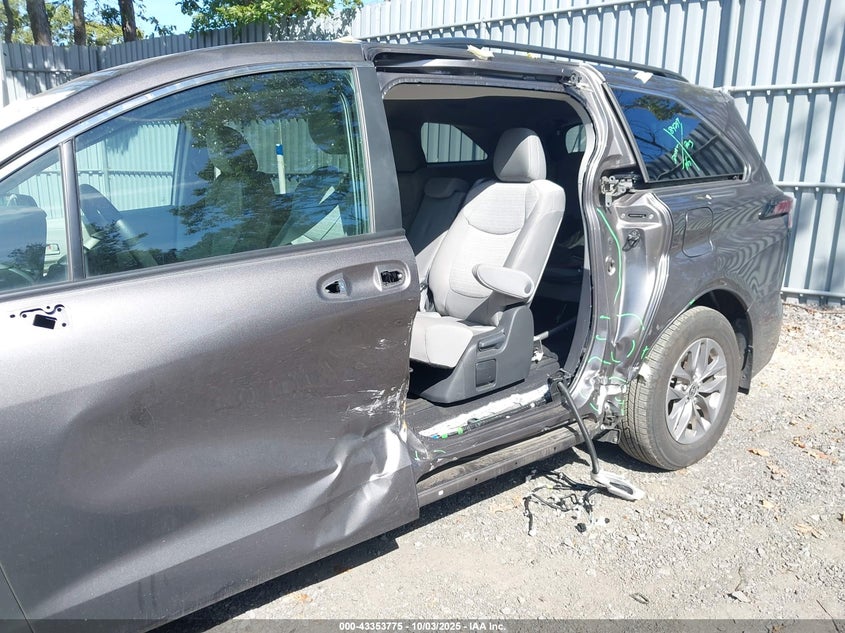 2022 TOYOTA SIENNA LE - 5TDKRKEC6NS130107