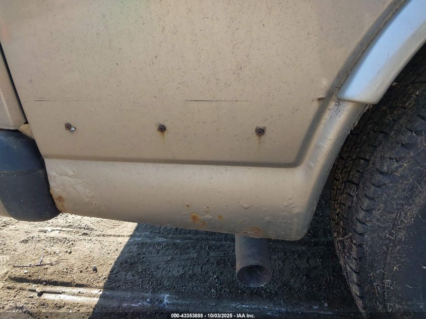 2003 GMC Savana Cutaway Standard/Standard W/C7L/C7N VIN: 1GDFG15T831238395 Lot: 43353888