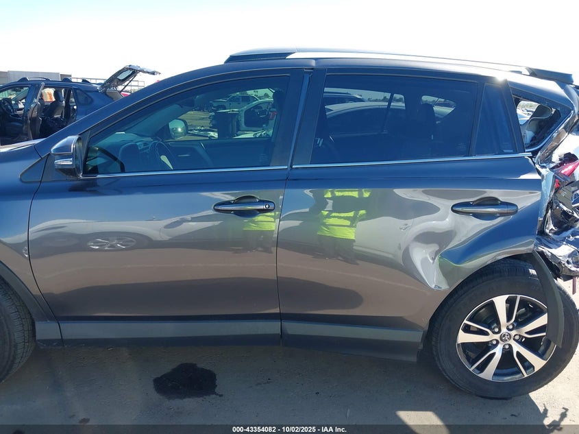 2018 TOYOTA RAV4 XLE - JTMWFREV6JJ739192