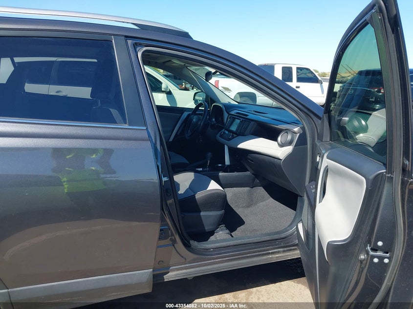 2018 TOYOTA RAV4 XLE - JTMWFREV6JJ739192