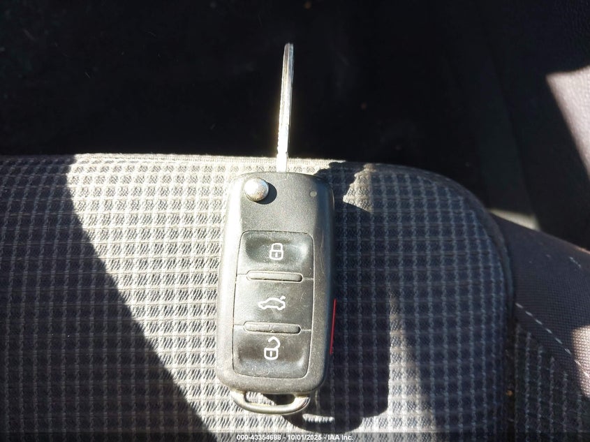 2013 VOLKSWAGEN GOLF 2.5L 4-DOOR - WVWDB7AJ2DW040241