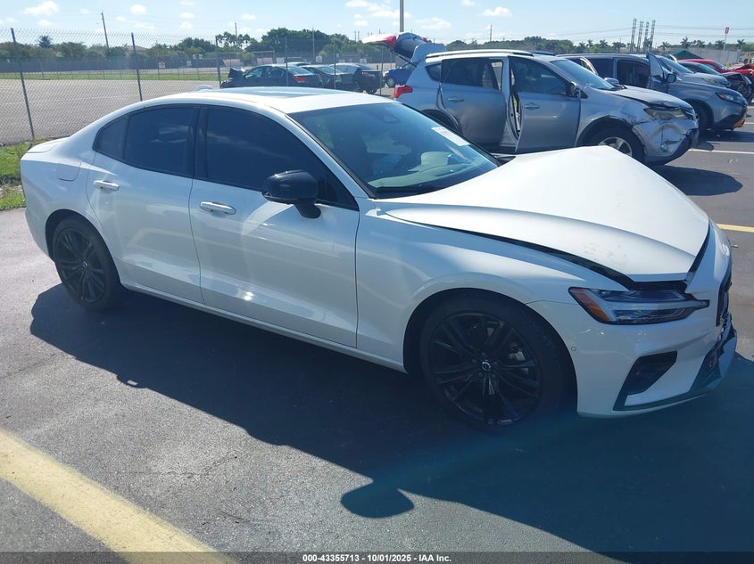 VOLVO S60 B5 PLUS BLACK EDITION