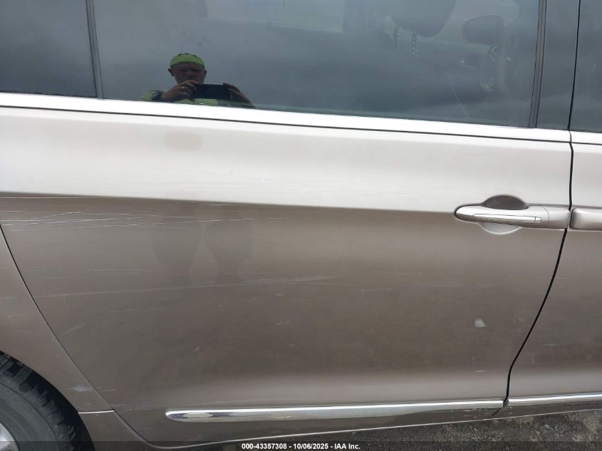 2017 Chrysler Pacifica Touring-L VIN: 2C4RC1BG2HR565544 Lot: 43357308