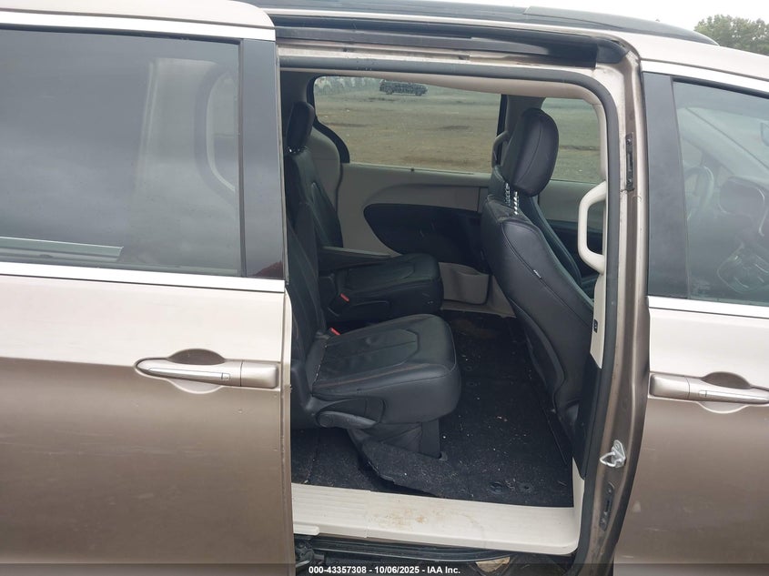 2017 Chrysler Pacifica Touring-L VIN: 2C4RC1BG2HR565544 Lot: 43357308