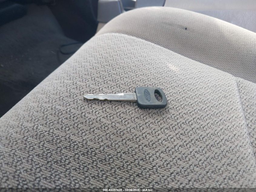 1999 Ford F-250 Lariat/Xl/Xlt VIN: 1FTNX21L2XEC45773 Lot: 43357435