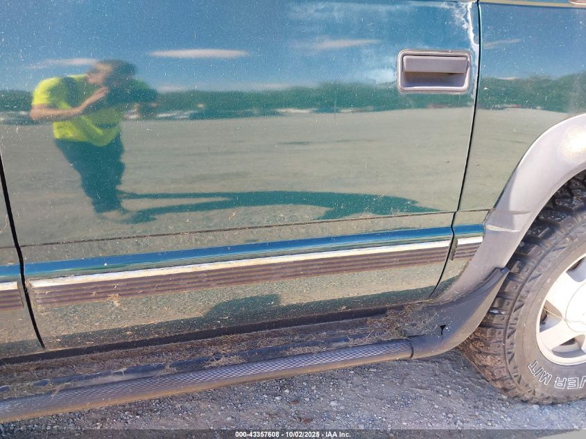 1998 Chevrolet Suburban 1500 VIN: 3GNFK16R9WG139863 Lot: 43357608