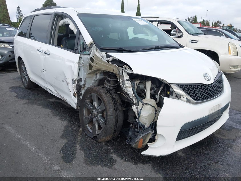 2017 Toyota Sienna Se 8 Passenger white van gasoline 5TDXZ3DC9HS889948 photo #1