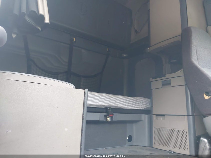 2016 FREIGHTLINER CASCADIA 125 auction photo 6