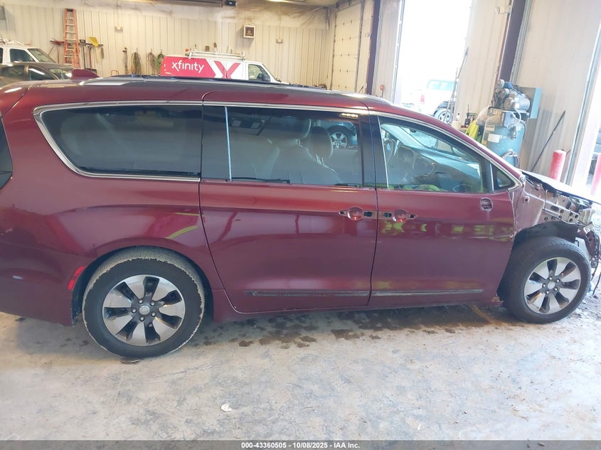 2018 Chrysler Pacifica Hybrid Limited VIN: 2C4RC1N70JR105526 Lot: 43360505