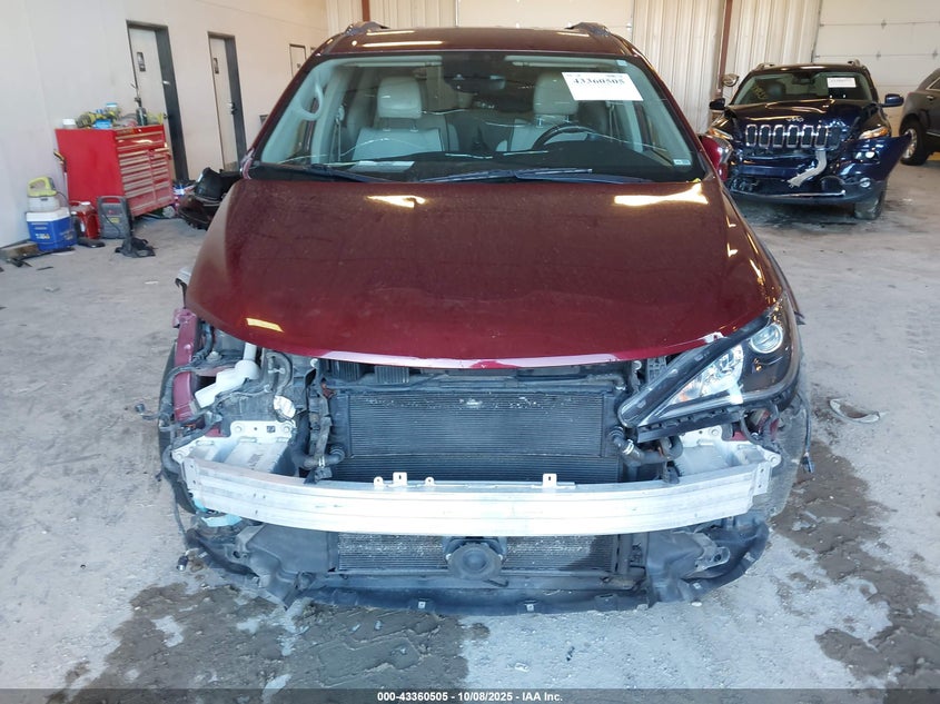 2018 Chrysler Pacifica Hybrid Limited VIN: 2C4RC1N70JR105526 Lot: 43360505