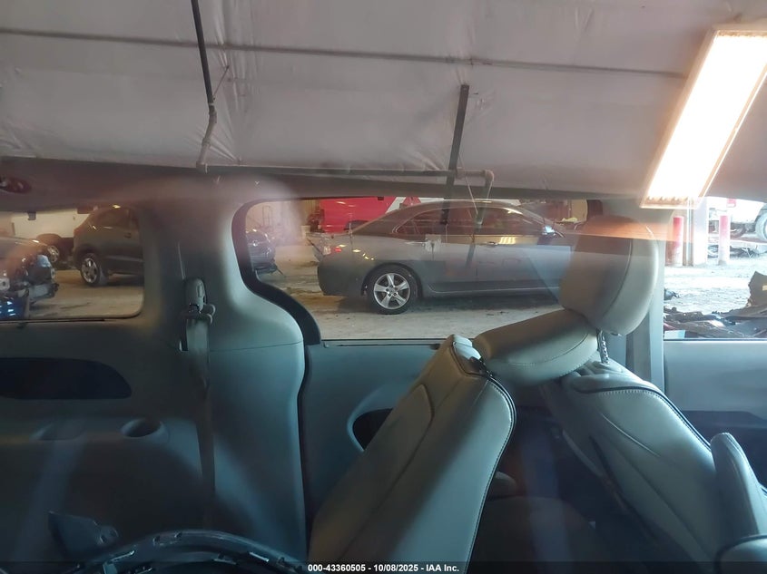 2018 Chrysler Pacifica Hybrid Limited VIN: 2C4RC1N70JR105526 Lot: 43360505