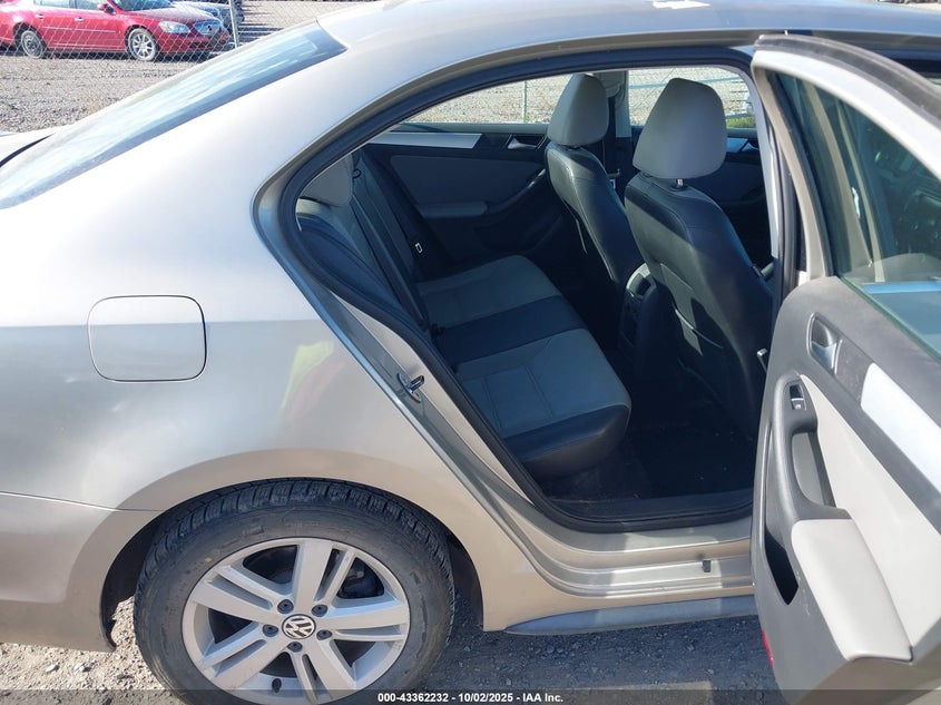 2013 VOLKSWAGEN JETTA HYBRID SEL 3VW637AJ2DM226008