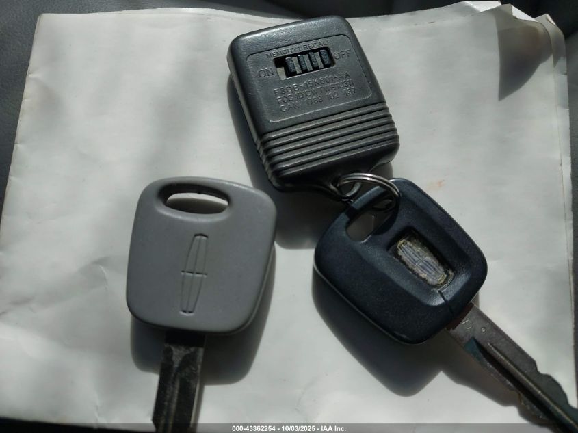 1999 Lincoln Continental VIN: 1LNHM97V0XY693527 Lot: 43362254