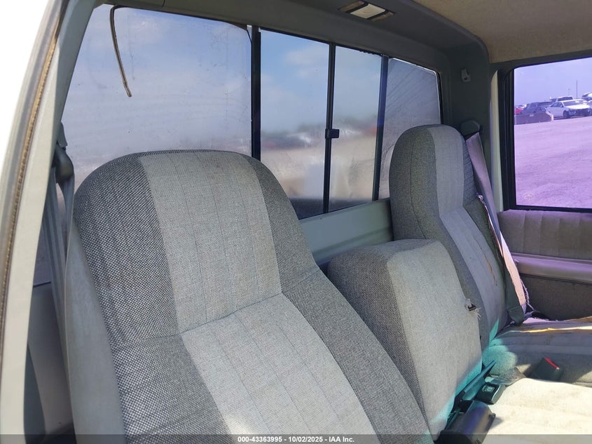 1990 Chevrolet Gmt-400 C1500 VIN: 1GCDC14K5LZ235553 Lot: 43363995