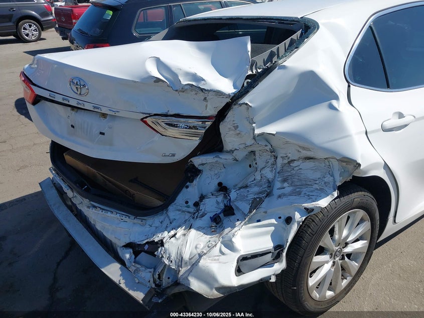 2018 Toyota Camry Le VIN: 4T1B11HKXJU018044 Lot: 43364230