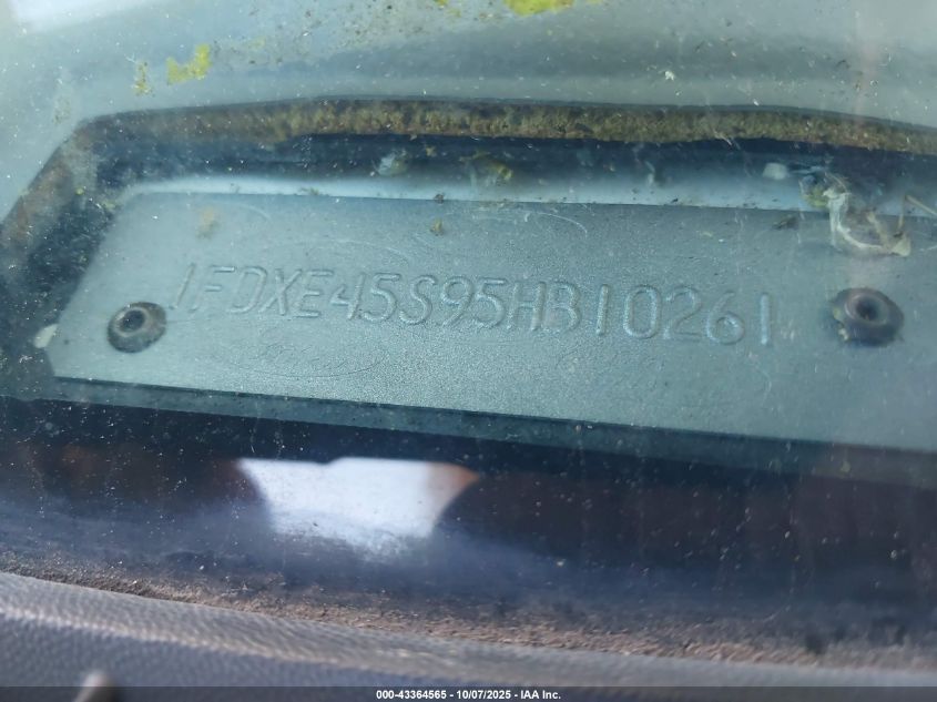 2005 Ford E-450 Cutaway Standard VIN: 1FDXE45S95HB10261 Lot: 43364565