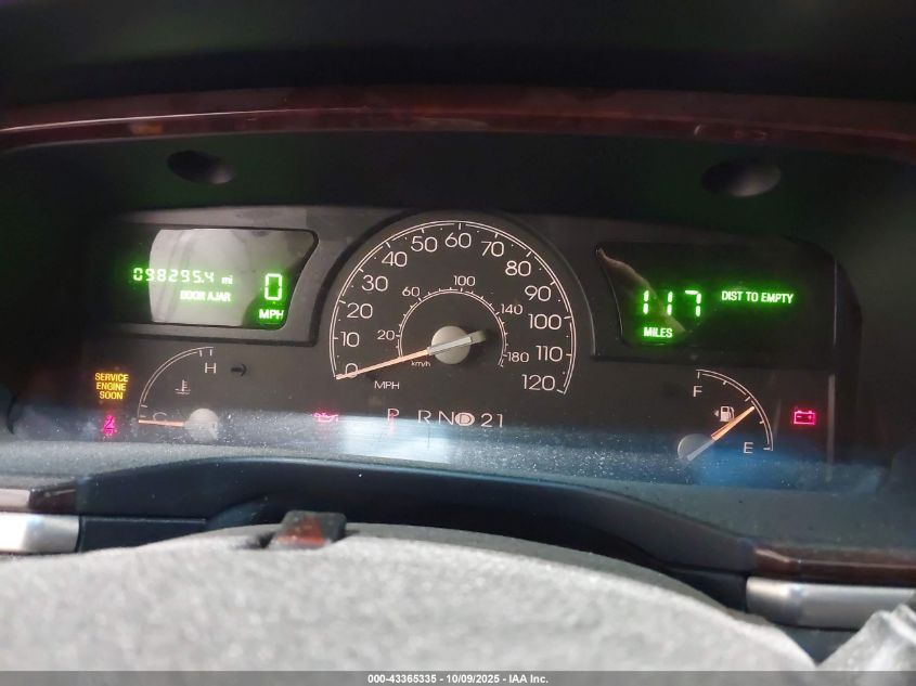 2005 Lincoln Town Car Signature Limited VIN: 1LNHM82W55Y606549 Lot: 43365335