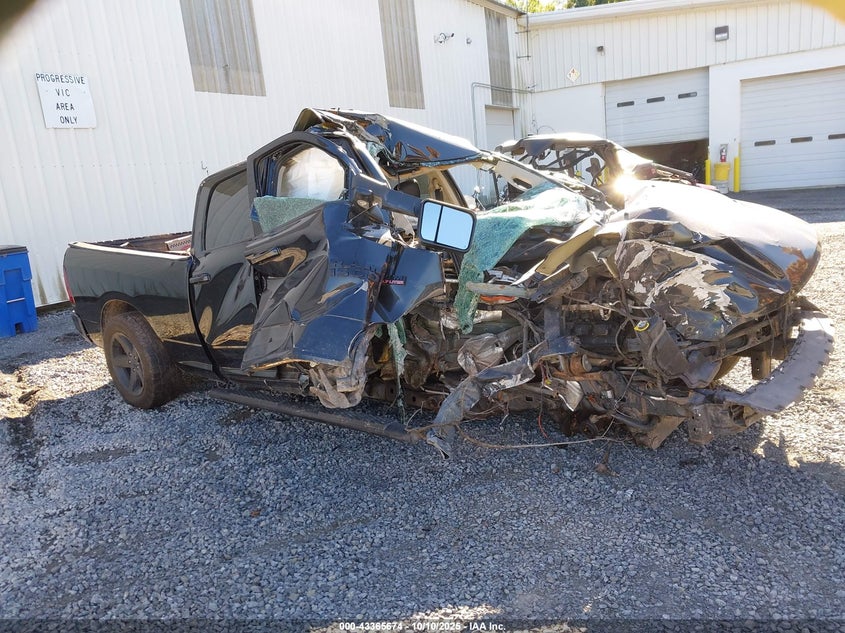 RAM 1500 NIGHT 4X4 6 4 BOX