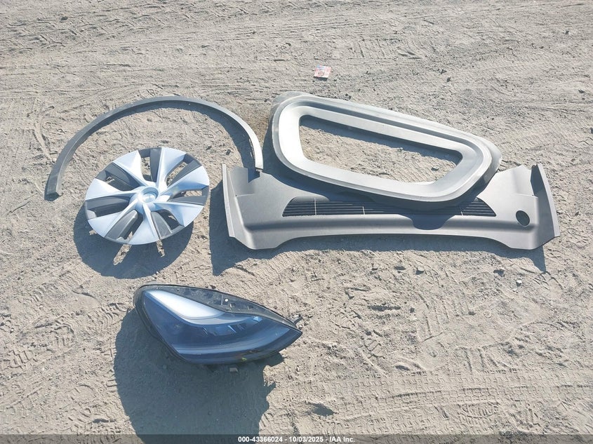 2023 Tesla Model Y Awd/Long Range Dual Motor All-Wheel Drive VIN: 7SAYGDEE0PF609629 Lot: 43366024