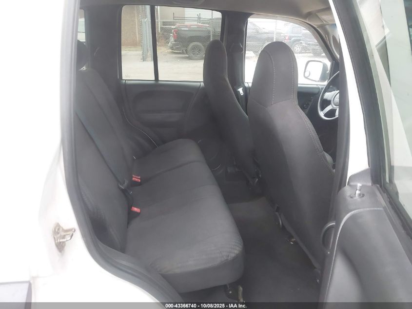 2004 Jeep Liberty Sport VIN: 1J4GK48K04W135191 Lot: 43366740